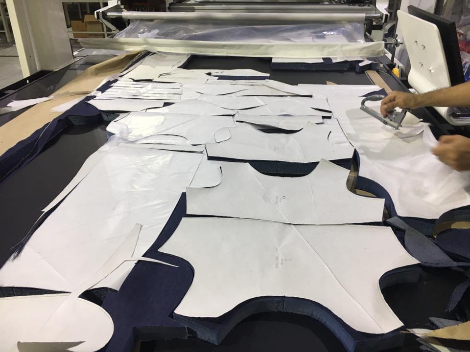 Garment fabric automatic cutting machine