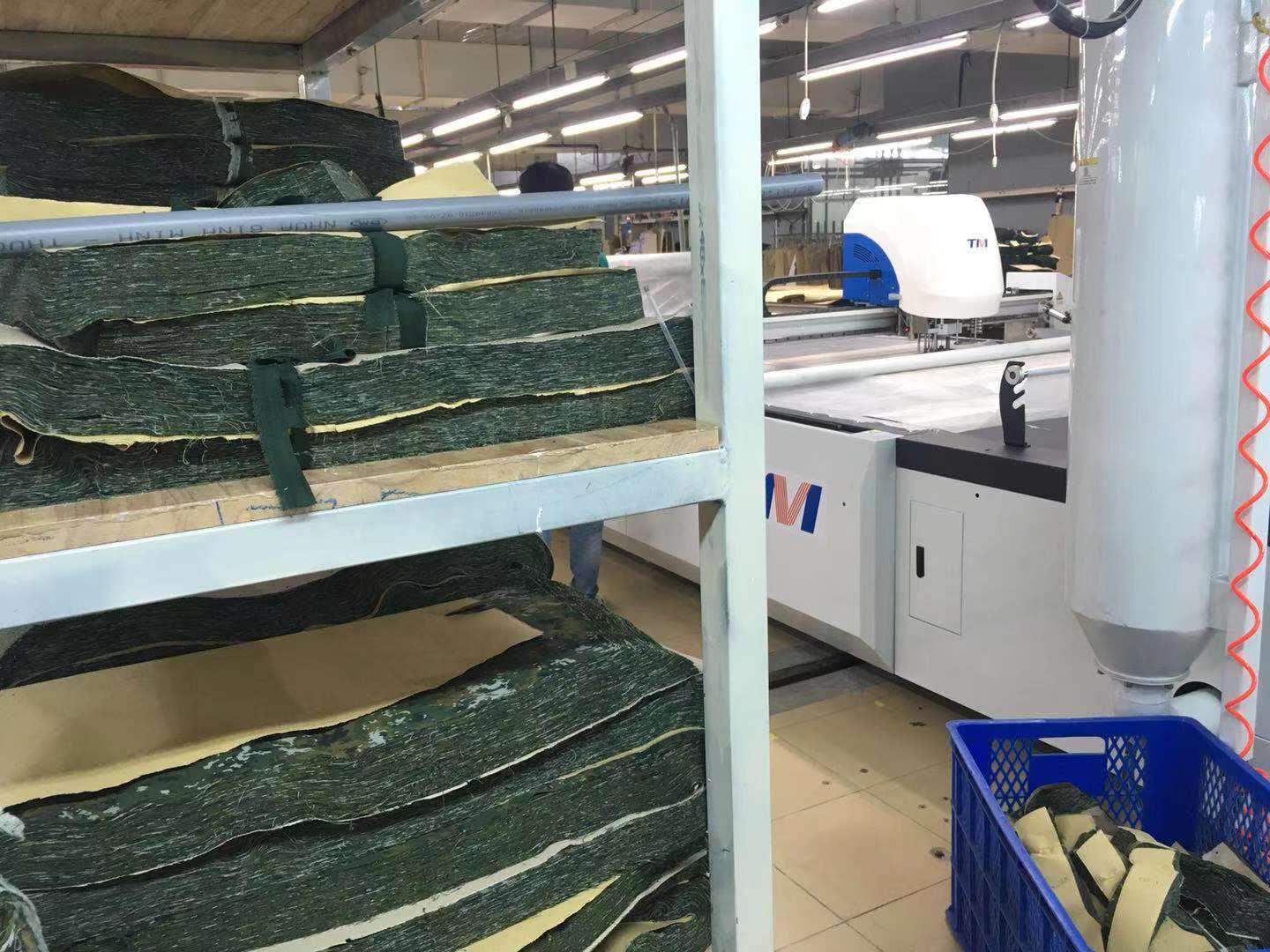 Automatic fabric cutting machine for military suit colthes